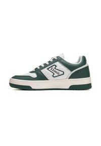 Weiße und grüne Leder-Sneaker mit durchbrochenen Details, Schnürsenkeln und einer dicken Gummisohle. Mit einem Etonic-Logo an der Seite.