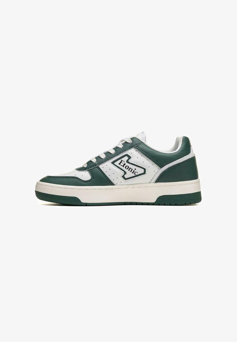 Weiße und grüne Leder-Sneaker mit durchbrochenen Details, Schnürsenkeln und einer dicken Gummisohle. Mit einem Etonic-Logo an der Seite.