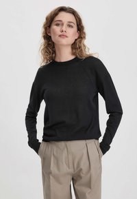 hessnatur REGULAR - Strickpullover - schwarz