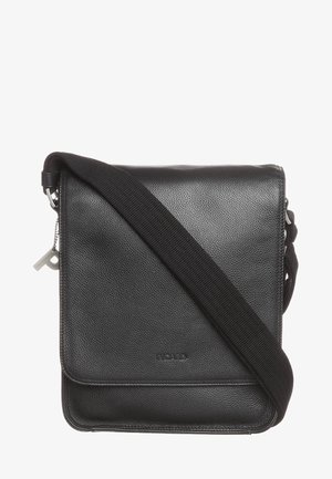 Sac crossbody en cuir noir texturé avec une large sangle en tissu et une petite tirette en argent sur le côté.