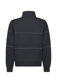 Schwarzer Pullover mit hohem Kragen und kontrastierenden horizontalen Streifen. Hergestellt aus weichem Stoff mit strukturierter Oberfläche.