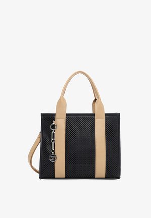 Černá kabelka s perforovaným vzorem, béžovými svislými pásky a rukojetí, se stříbrným přívěskem ve tvaru klíče zavěšeným vpředu.