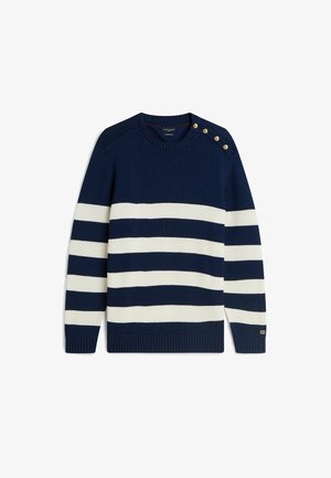 Pull en maille bleu marine avec trois bandes horizontales blanches sur le corps et les manches, et quatre boutons dorés sur l'épaule gauche.