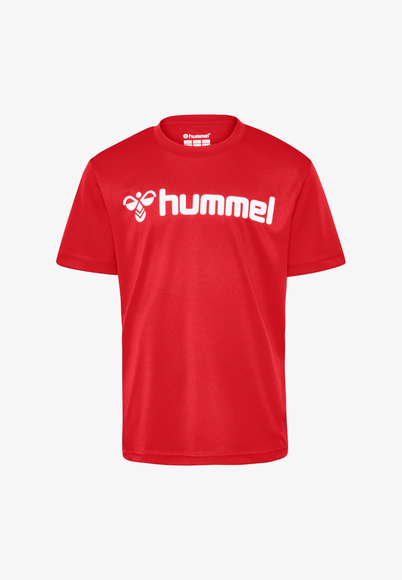 Czerwona koszulka z poliestru z okrągłym dekoltem, krótkimi rękawami i dużym białym logo "hummel" na klatce piersiowej. Gładki, lekki materiał.