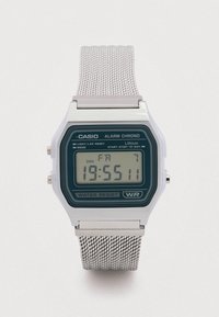 Digitální hodinky Casio se zeleným ciferníkem, stříbrným ocelovým páskem, čtvercovým pouzdrem, voděodolné, s funkcemi alarmu a chronografu.