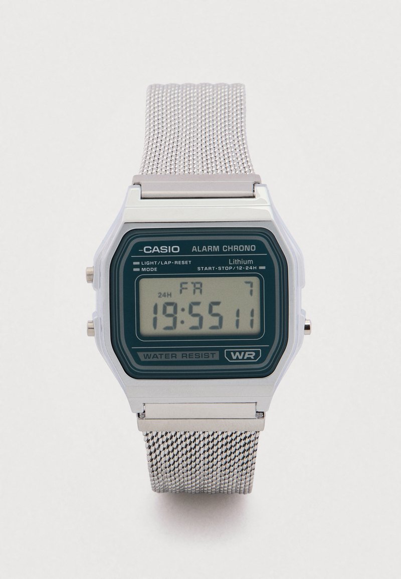 Digitální hodinky Casio se zeleným ciferníkem, stříbrným ocelovým páskem, čtvercovým pouzdrem, voděodolné, s funkcemi alarmu a chronografu.