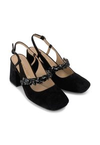 Scarpe con tacco slingback chiuse in suede nero, con un design a tacco quadrato, dotate di una fascia decorativa in pietra nera sul collo del piede.