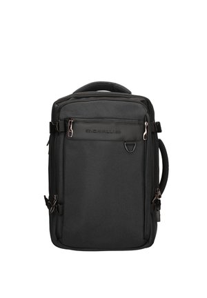 Schwarzer rechteckiger Rucksack mit mehreren Reißverschlussfächern, seitlichen und oberen Griffen sowie einem kleinen Metall-D-Ring auf der Vorderseite.