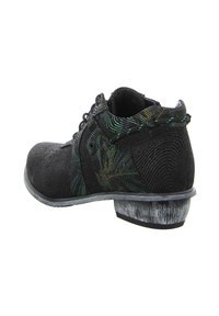 Schwarzer Schuh mit strukturierter Oberfläche, grünem Wirbelmuster, abgerundetem Zehenbereich und kurzem Absatz mit abgenutztem Look. Schnürsenkel und Ösen sichtbar.