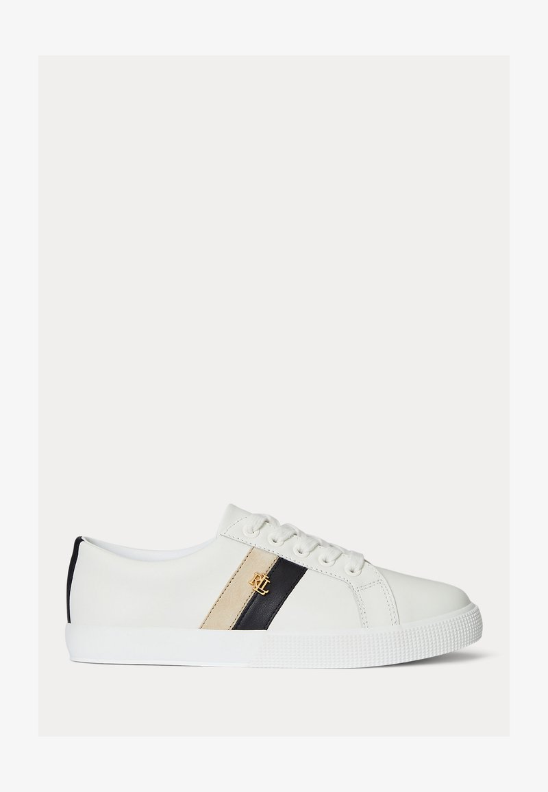 Baskets basses blanches avec des bandes latérales beige et noires et le logo doré "RL", lacets blancs et semelle extérieure blanche texturée en caoutchouc.