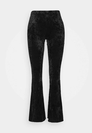 Schwarze Samthose aus crushed velvet mit hohem Bund, weiter Beinform und glattem Bund, auf weißem Hintergrund gezeigt.