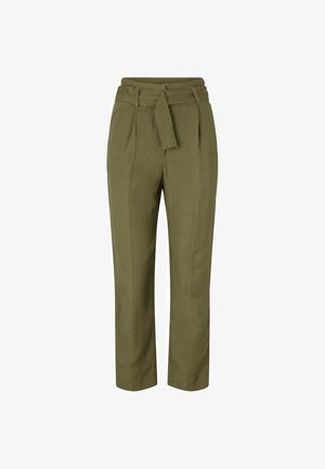 Spodnie o wysokim stanie w oliwkowym zielonym kolorze z materiałowym paskiem, plisowanym przodem i prostym krojem nogawek, prezentowane na białym tle.