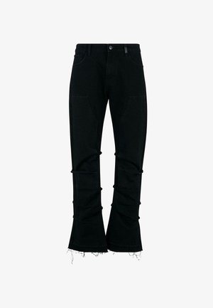 Mustad denimist laiad püksid, millel on klapiga taskud, toored äärised ja sile tekstuur. Omab istuvat vööd ja alumises osas veidi ruumikamat lõike.