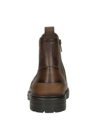 Bottine en cuir marron avec une finition texturée, fermeture éclair à l'arrière et une semelle en caoutchouc noir robuste. Détail de couture distinct le long du talon.