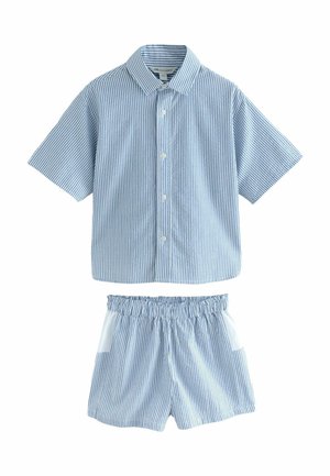 Blauw-witte gestreepte kortärmige shirt met knopen aan de voorkant en bijpassende shorts met een elastische tailleband en zijzakken.