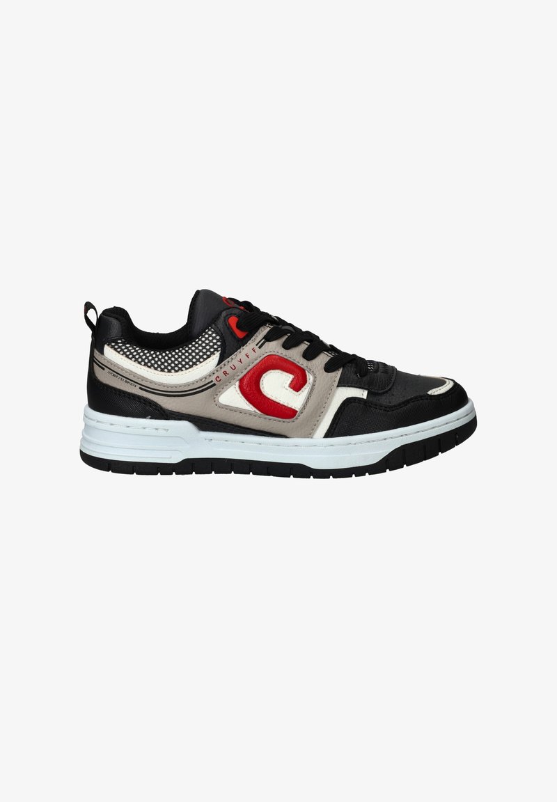 Schwarzer und grauer Sport sneaker mit roten Akzenten, Mesh-Details, Gummisohle, runder Zehenpartie und Schnürverschluss. Markenzeichen deutlich sichtbar.