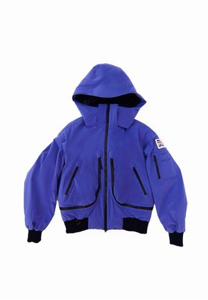 Paarse, capuchonjack met een rits aan de voorkant, zwarte ritsaccenten, twee borstzakken en een patch op de mouw. Glad textuur, oversized pasvorm.