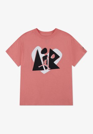 Roza majica kratkih rukava s crnim geometrijskim oblicima i svijetlorozilom siluetom košarkaša u skoku ispred oblika srca.