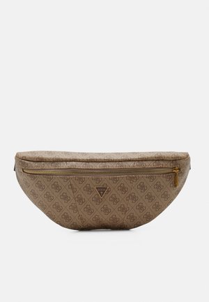 Bruine Guess heuptas met patroon, gouden rits en driehoekige logopatch aan de voorkant, rechthoekige vorm met afgeronde hoeken.