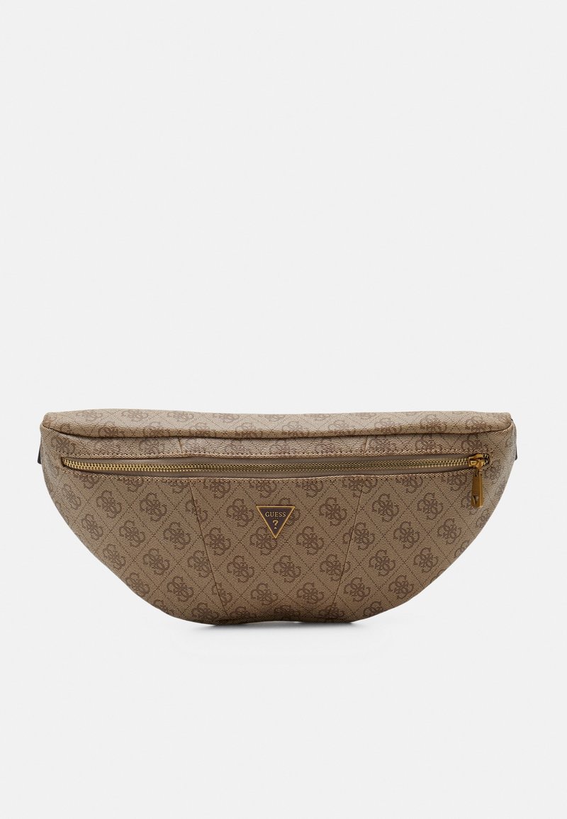 Sac banane Guess marron à motifs avec fermeture éclair dorée et écusson logo triangulaire à l'avant, forme rectangulaire aux bords arrondis.