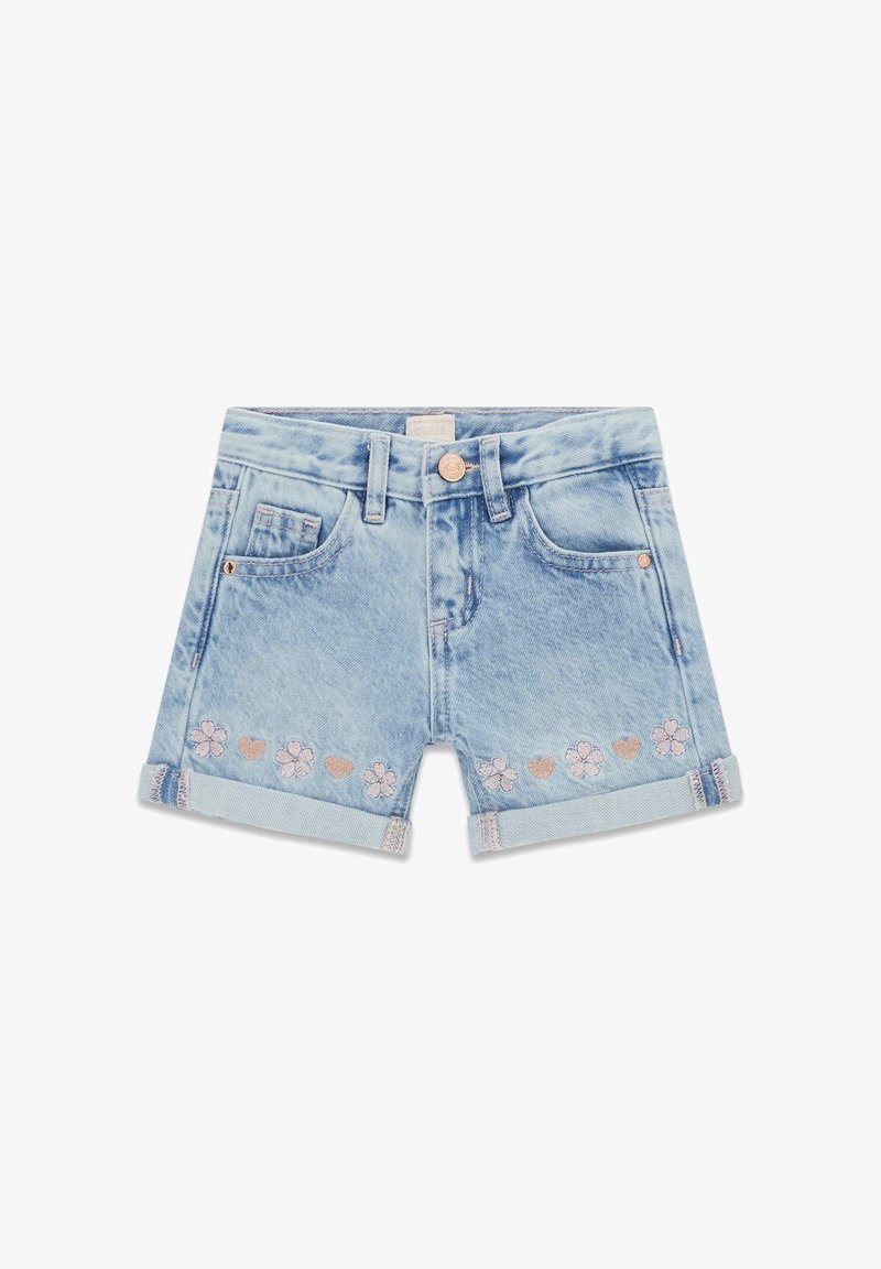 Shorts en denim bleu clair avec revers roulés, poches avant, fermeture à boutons et broderies de cœurs roses et de fleurs le long de l'ourlet.