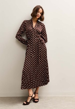 New Look POLKA DOT PLEATED LONG SLEEVE MIDI - Vestido informal - brown pattern