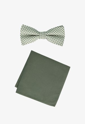 Hellgrüne, gemusterte Fliege kombiniert mit einem einfarbigen, dunkelgrünen Einstecktuch auf weißem Hintergrund.