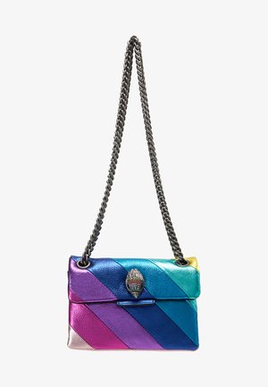 Średniej wielkości torebka z wielokolorowymi przekątnymi paskami ze skóry, z srebrnym łańcuszkiem i charakterystycznym dekoracyjnym zapięciem.