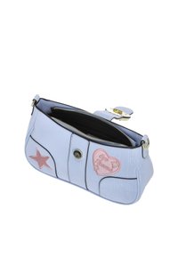 Geantă sintetică albastru deschis cu textură netedă, decorată cu broderii roz în formă de stea și inimă, închidere cu fermoar și curea detașabilă.