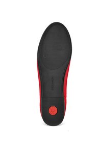 Roter Schuh mit Obermaterial aus strukturiertem Textil und schwarzer Gummisohle. Verfügt über ein hexagonales Akzent auf der Sohle für Grip und Stabilität. Größe 36.