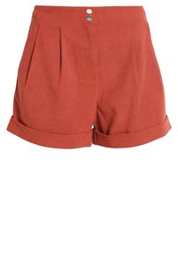 Shorts couleur rouille en tissu doux, comportant des plis, un ourlet retroussé et une fermeture à bouton central.