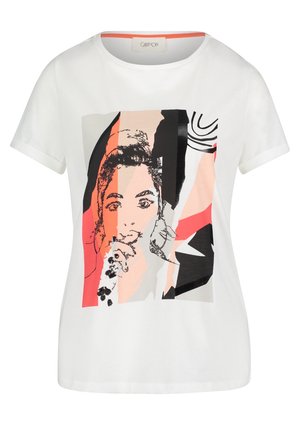 Hvid t-shirt med korte ærmer og et abstrakt multifarvet motiv af en kvindes ansigt i sort, fersken, koral og grå toner på forsiden.