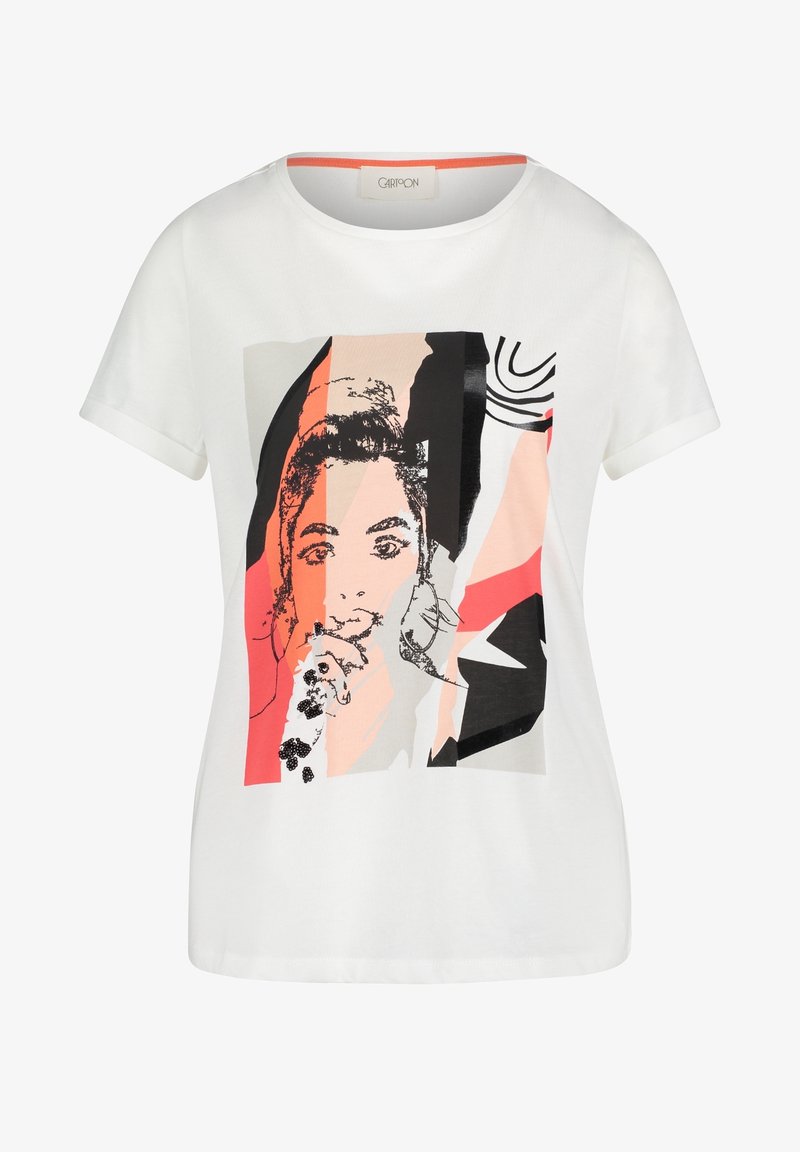 Biała koszulka z krótkim rękawem z abstrakcyjną, wielokolorową grafiką przedstawiającą twarz kobiety w odcieniach czerni, brzoskwini, koralu i szarości na przodzie.