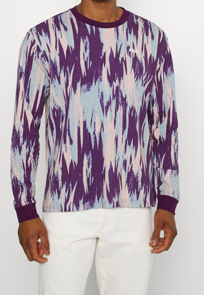 Chemise à manches longues avec un motif abstrait violet, bleu et rose, un col rond côtelé et des poignets contrastés.