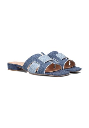 Denim instapsandalen met een mix van donkerblauwe en lichtblauwe stof, een uitgesneden bovenkant, lage blokhak en tonale stiksels.