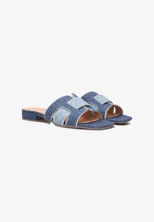 Denim instapsandalen met een mix van donkerblauwe en lichtblauwe stof, een uitgesneden bovenkant, lage blokhak en tonale stiksels.