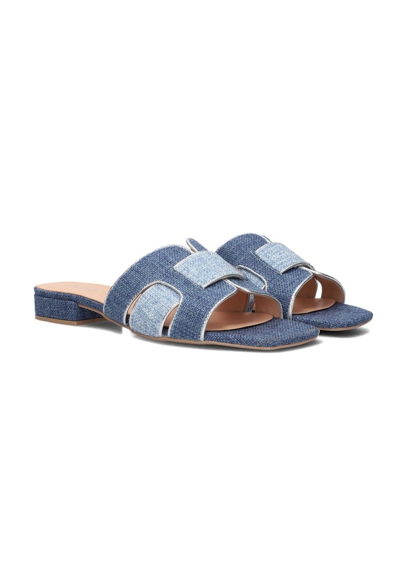 Denim instapsandalen met een mix van donkerblauwe en lichtblauwe stof, een uitgesneden bovenkant, lage blokhak en tonale stiksels.