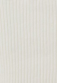 Tissu blanc côtelé avec de fines rayures verticales. La texture semble lisse avec un léger brillant, convenant pour des vêtements ou de l'ameublement.