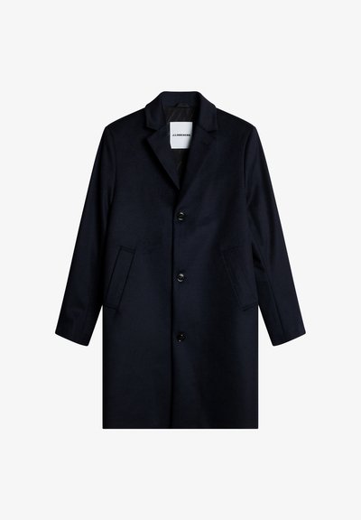 Μπλε μάλλινο παλτό με περιλαίμιο τύπου notch, τέσσερα μαύρα κουμπιά μπροστά, δύο πλαϊνές τσέπες και ίσια γραμμή. Λείος υφασμάτινος χαρακτήρας, μινιμαλιστικός σχεδιασμός.