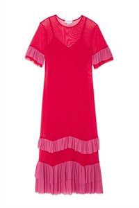 Genomskinlig rosa klänning med korta volangärmar och en tudelad design med kontrasterande mörkare rosa volanger vid fållen. Mjuk, lättvikts tyg.