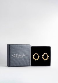 Orecchini a goccia in tono oro con perline alternate oro e perla. Presentati in una scatola nera testurizzata con branding bianco.