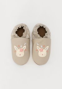 Beige barne tøfler med rund tå, elastisk ermel med blomsterdesign, og kaninansikt med rosa blomst og fjærdetaljer.