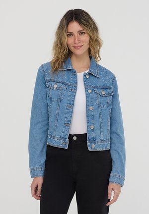 Jasnoniebieska kurtka dżinsowa z dwoma przednimi kieszeniami, srebrnymi akcentami i ozdobnymi detalami na ramionach. Dopasowany krój o skróconej długości.