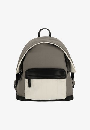 Grå rygsæk i stof med et struktureret design, sorte læderdetaljer, hvid ribbet forlomme og rundet top. Lynlås og håndtag.