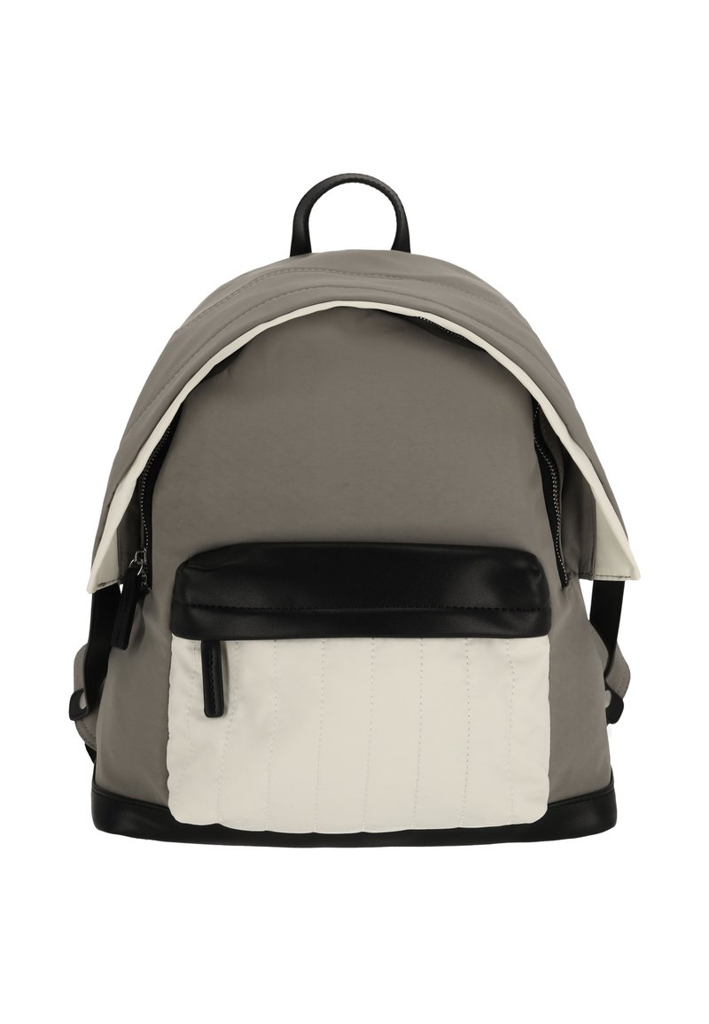 Rucsac din material textil gri, cu design structurat, accente din piele neagră, buzunar frontal alb cu margini zimțate și un vârf rotunjit. Închidere cu fermoar și mâner.