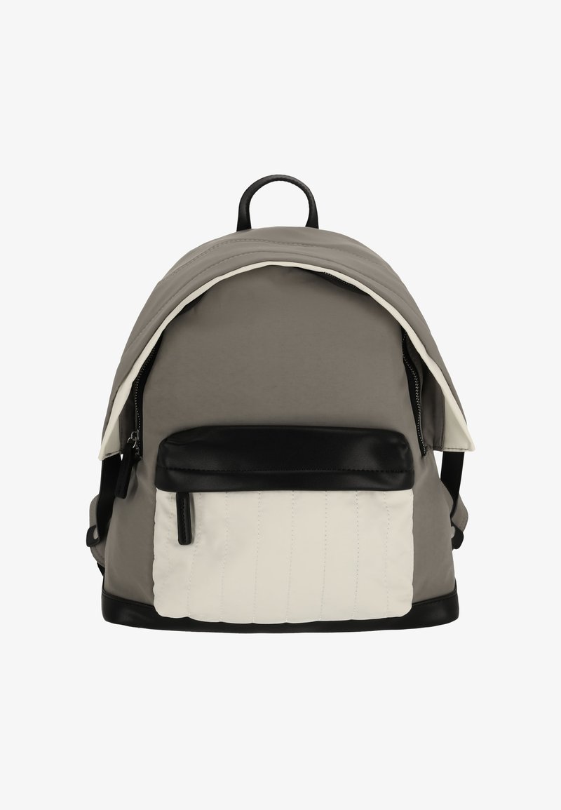 Rucsac din material textil gri, cu design structurat, accente din piele neagră, buzunar frontal alb cu margini zimțate și un vârf rotunjit. Închidere cu fermoar și mâner.