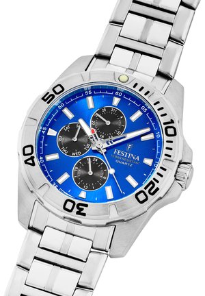 Montre analogique en acier inoxydable argenté avec un cadran bleu, trois sous-cadrans noirs, de grands indicateurs d'heure et une lunette tachymétrique. Résistante à l'eau jusqu'à 10 bars.