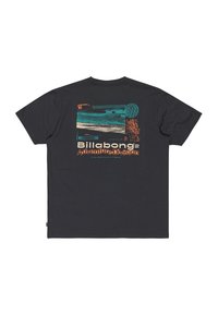 Musta puuvillane T-särk, mille seljal on mitmevärviline graafika, mis kujutab maastikke ja tekstuure koos tekstiga "Billabong Adventure Division".