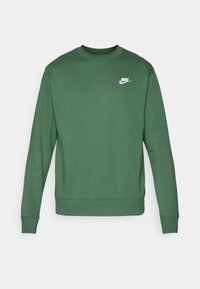Grön sweatshirt i mjuk bomull, med rund halsringning, långa ärmar och en vit Nike-logotyp på övre vänstra bröstet.
