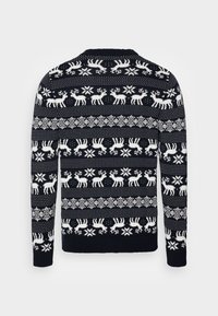 Granatowy sweter dziewiarski z białym zimowym wzorem z reniferami i płatkami śniegu, z długimi rękawami i prążkowanym okrągłym dekoltem.